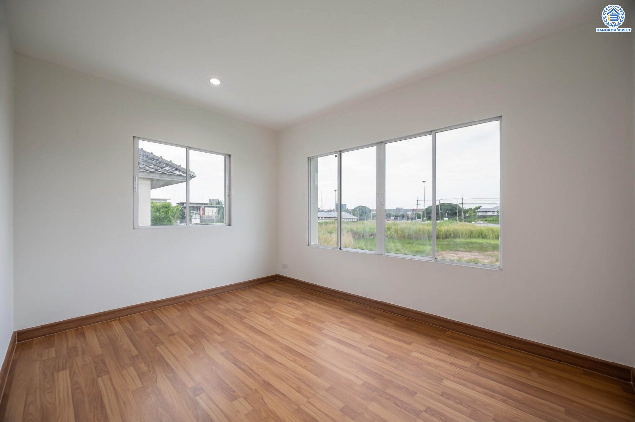 บ้านมือสองตกแต่งใหม่ โครงการ อนันตธารา ทวีวัฒนา เนื้อที่ 61.6 ตร.ว. พื้นที่ใช้สอย 190.96 ตร.ม. ฟังก์ชันจัดเต็ม 3 ห้องนอน 3 ห้องน้ำ จอดรถได้ 2 คัน ตอบโจทย์ทุกการเดินทาง บนทำเลศักยภาพ ติดถนนบรมราชชนนี เชื่อมต่อทางคู่ขนานลอยฟ้า ใกล้รถไฟฟ้าสายสีน้ำเงิน "สถานีบางพลัด"